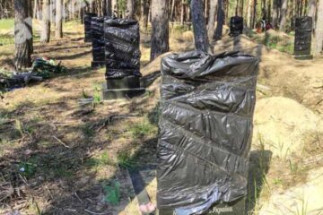 Обмотали чорною плівкою памʼятники українських захисників: новий акт вандалізму окупантів у Старобільську