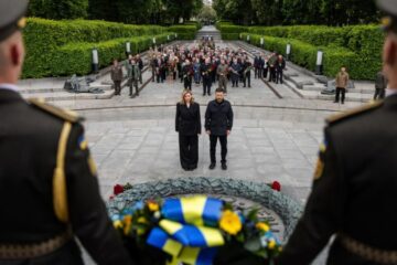 Президент і перша леді вшанували пам’ять загиблих у Другій світовій війні