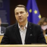 Сікорський вважає, що замінити США як “посередника” між Україною і РФ можуть дві країни