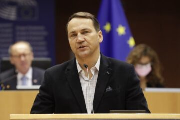 Сікорський вважає, що замінити США як “посередника” між Україною і РФ можуть дві країни