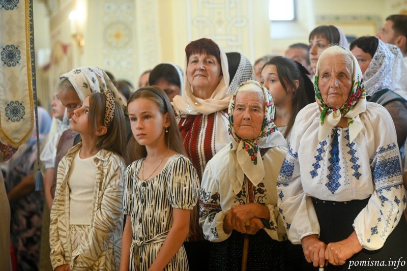 Бабусі — берегині церкви.