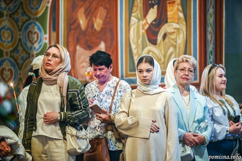 І в хустці, і без хустки, і в штанях.