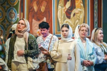 Жінка в церкві нехай мовчить? Чи справді християнство є чоловічою релігією?