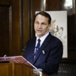 Сікорський заявив, що відкликає довіл на роботу консульства РФ у Кракові