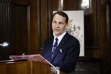Сікорський заявив, що відкликає довіл на роботу консульства РФ у Кракові
