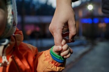 В Україні дозволити забирати дитину в родину до рішення суду про усиновлення