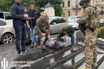 У Чернівцях затримали правоохоронця за організацію схеми переправлення військовозобов’язаних за кордон