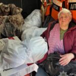 “Білі янголи” евакуювали із прифронтової Сумщини жінку з гусенятами
