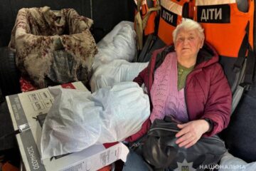 “Білі янголи” евакуювали із прифронтової Сумщини жінку з гусенятами
