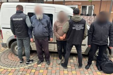 Двох кліриків УПЦ (МП) взяли під варту через переправлення чоловіка за кордон