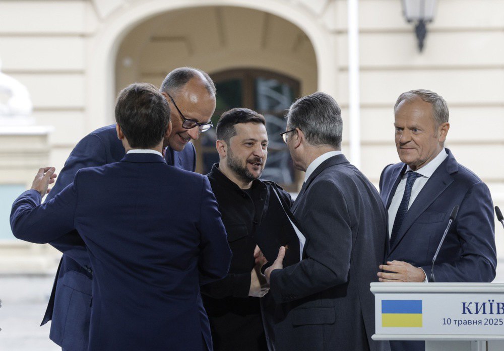 Зліва-направо: президент Франції Еммануель Макрон, канцлер Німеччини Фрідріх Мерц, президент України Володимир Зеленський, прем’єр-міністр Великобританії Кейр Стармер і прем’єр-міністр Польщі Дональд Туск після спільної пресконференції учасників «Коаліції охочих» у Маріїнському палаці у Києві, 10 травня 2025 р.