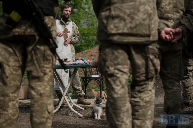 Максим Стрихар з військовими на Донеччині на Великдень, 2016 рік.
