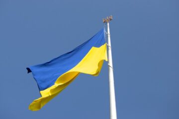 Через сильний вітер у Києві завтра приспустять головний прапор України