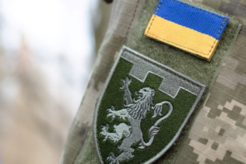 Художник та військовослужбовець Євген Равський створив символіку для своєї бригади