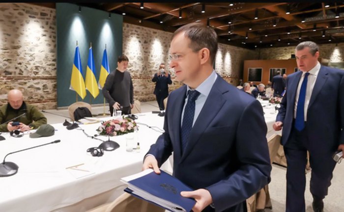 Очільник делегації РФ на перемовинах з Україною Володимир Мединський ( в центрі) в Стамбулі, 2022 рік
