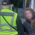 В Києві затримали жінку, яка пошкодила меморіал на Алеї Героїв