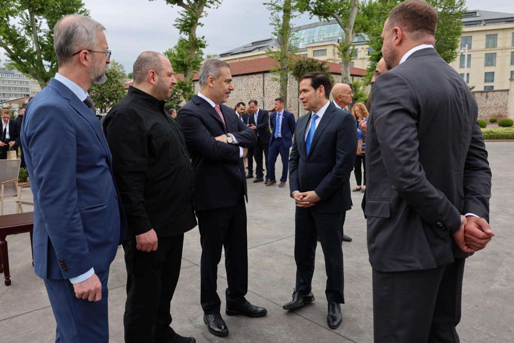 Справа наліво: керівник ОПУ Андрій Єрмак, державний секретар США Марко Рубіо, міністр закордонних справ Туреччини Хакан Фідан, міністр оборони України Рустем Умєров і посол України в Туреччині Наріман Джелял перед початком перемовин
