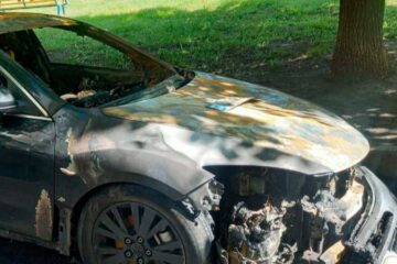 У Харкові затримали жінку із 16-річною донькою за підозрою у підпалі авто військових