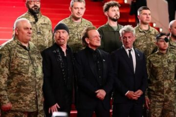 Фронтмен гурту U2 Боно вийшов на червону доріжку Каннського фестивалю з українськими воїнами
