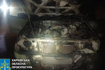 У Харкові школярка спалила два авто військових