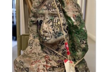 У Франції знайшли викрадений 37 років тому з кладовища бюст Джима Моррісона