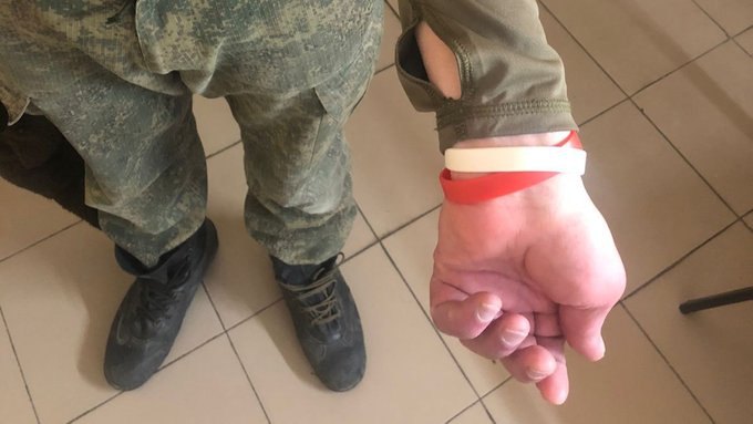 «Вагнерівець» з браслетами, які використувують для маркування бойовиків: червоні — для носіїв ВІЛ, білі — гепатиту.