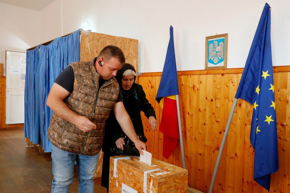Голосування на виборчій дільниці в селі Мандра, що поблизу Фаргаса, під час другого туру президентських виборів у Румунії, 18 травня 2025 року.