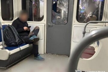 П’яний киянин розбив скло в метро, бо хотів потрапити у сусідній вагон