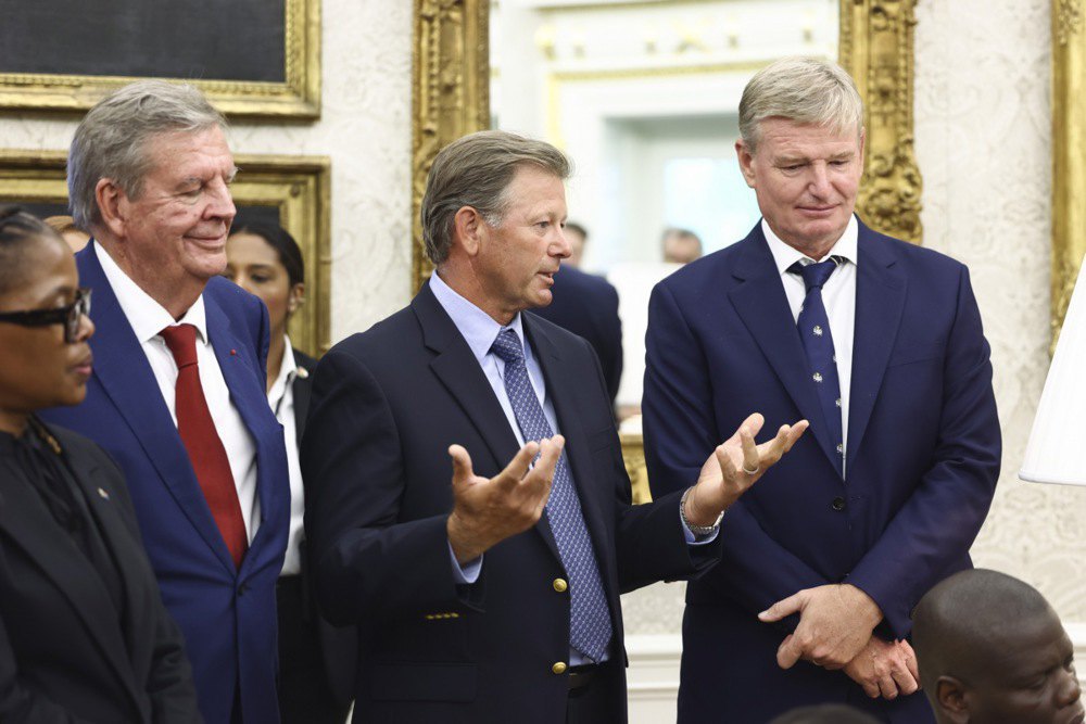 Південноафриканська делегація під час зустрічі президентів Дональда Трампа та Сиріла Рамафоси в Овальному кабінеті Білого дому, 21 травня 2025 року