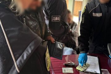 Поліцейські викрили у Харкові жінку, яку підозрюють у “торгівлі” звільненням з військової служби