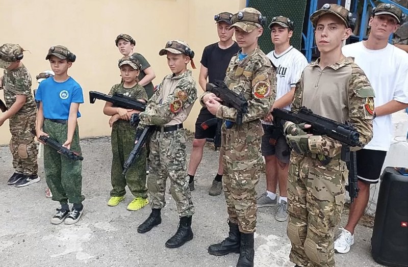 захід в так званому Центрі підготовки громадян до військової служби та військово-патріотичного виховання «Південнобережний» РВ ДОСААФ Росії Республіки Крим у м. Ялта для дітей, вивезених з ТОТ Куп’янського р-ну Харківської області, заходи були спрямовані н