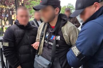 У Києві власник барбершопу допомагав клієнтам тікати від мобілізації за кордон