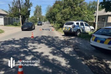 У Дніпрі суддя на мотоциклі збив пішохода. Постраждалий загинув