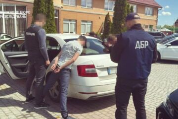 На Закарпатті ДБР викрило митника, який заробляв на “контрабанді” чоловіків мобілізаційного віку