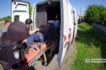 «Білі янголи» евакуювали маломобільне подружжя із Сумщини