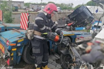 На Кіровоградщині у ДТП за участі легковика, вантажівки та двох бусів загинули три людини
