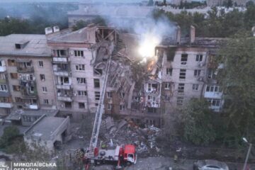 У Миколаєві з-під завалів дістали тіло загиблої через атаку РФ жінки