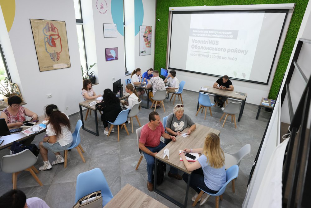 Внутрішньо переміщені отримують консультації на базі <i>VcentrіHUB</i> Оболонського району