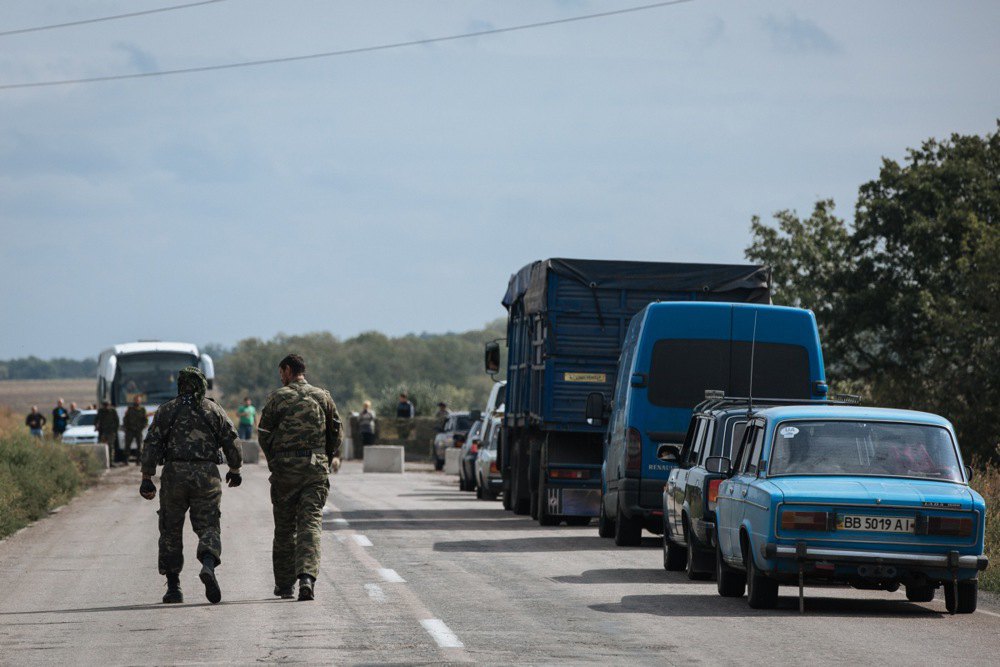 Черга на блокпосту сепаратистів поблизу міста Слов'яносербськ, Луганська об 10 вересня 2014 року.