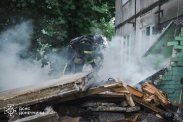 Удар РФ по Білозерському на Донеччині: рятувальники досі шукають під завалами людей