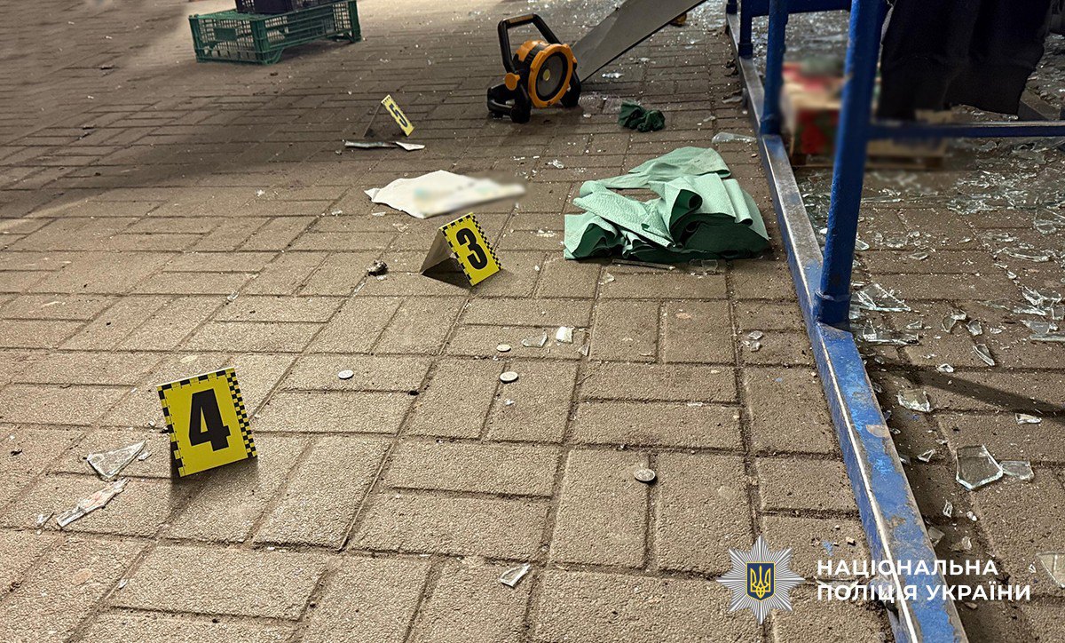 Невідомий кинув гранату біля супермаркету Житомира