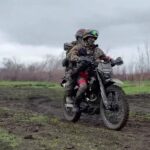«Мотоцикли на мотузках через Оскіл» — як українські дрони полюють на «винахідливих» окупантів, що рвуться до Куп’янська