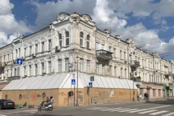 На Сагайдачного розбирають історичний будинок Михайла Личкова, «захований» дерев’яною конструкцією