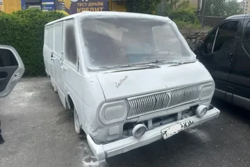 У Києві демонтували автолавку, яку повністю покрили сірою фарбою