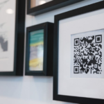Підроблені QR-коди у громадських місцях: як не натрапити на шахраїв, які виманюють дані банківських карт
