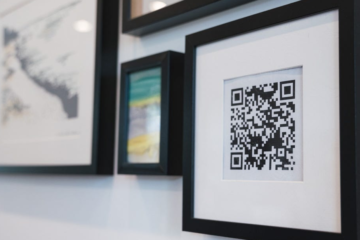 Підроблені QR-коди у громадських місцях: як не натрапити на шахраїв, які виманюють дані банківських карт