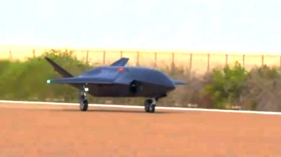 Ударний дрон JENIAH UCAV під час першого тестового польоту. Скриншот: EDGE