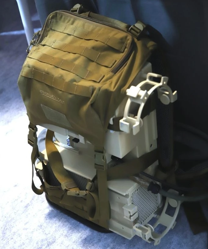 Наплічник із батареєю лазерної системи HELMA-LP. Фото: European Defense Review/P. Valpolini