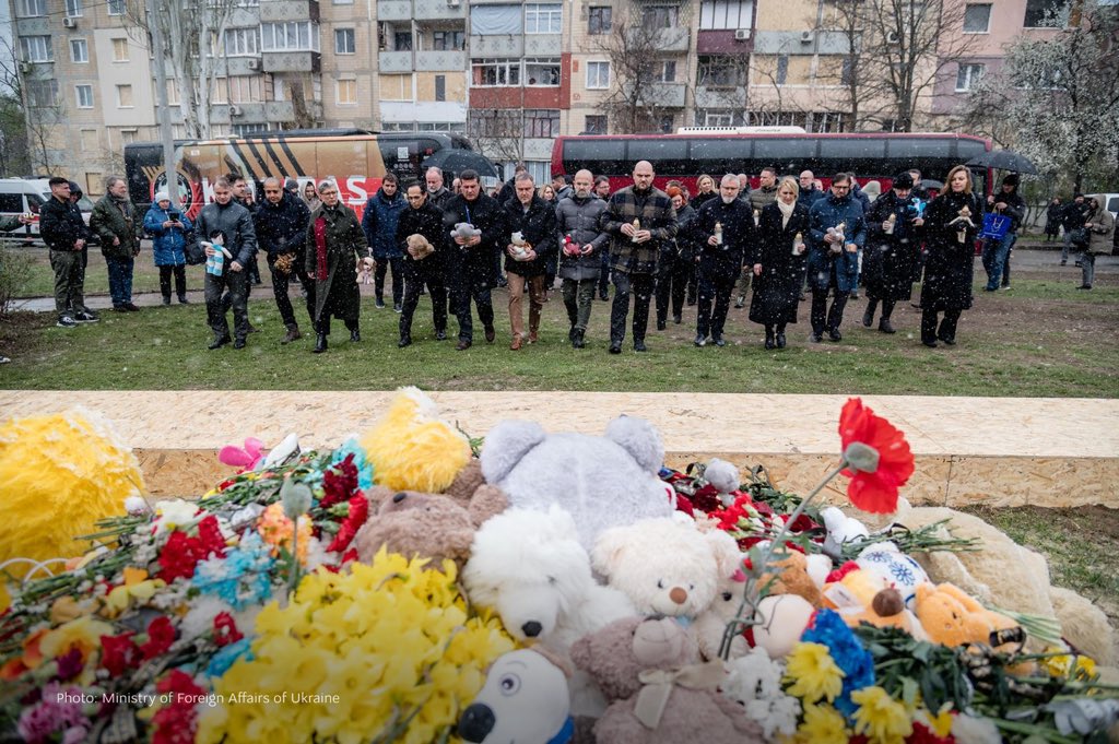 Понад 30 іноземних дипломатів відвідали місце російського ракетного удару по Кривому Рогу