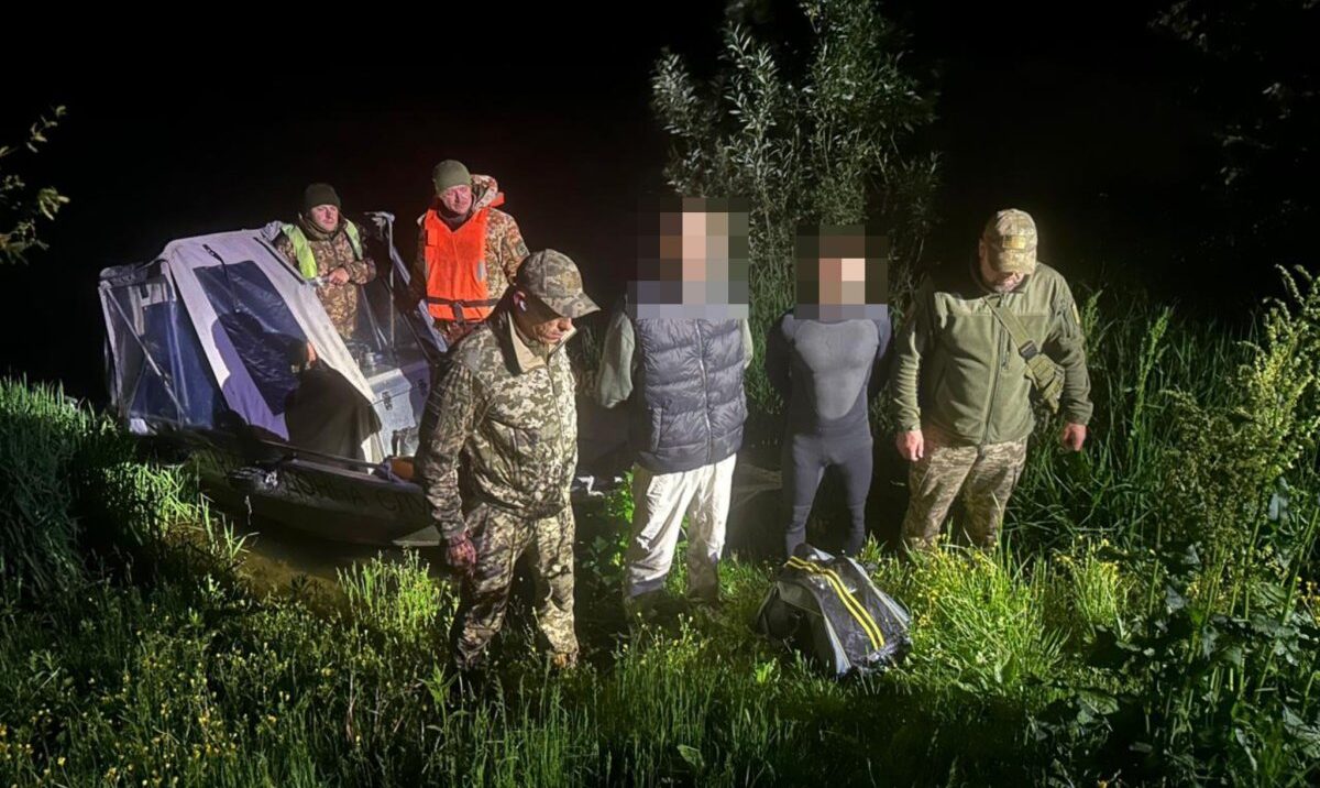 Тікали та маскувалися: ухилянти-водолази намагалися переплисти Дністер